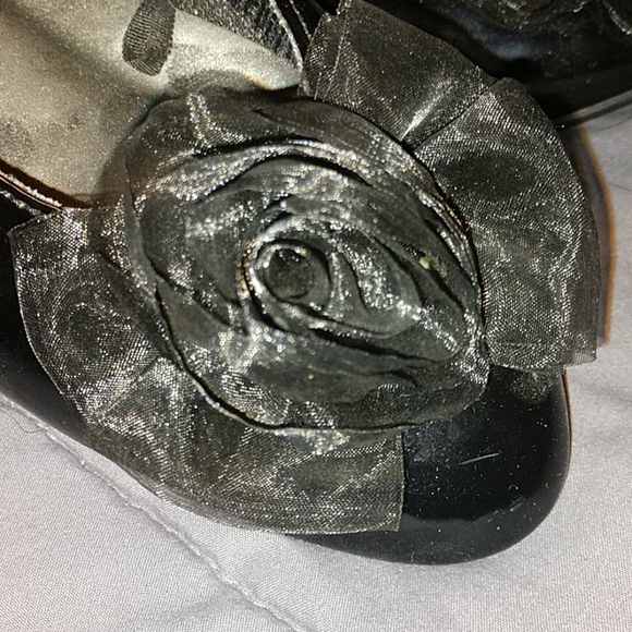 Black 🖤 Patent low Heel Shoes w/ Chiffon Roses - Picture 2 of 9